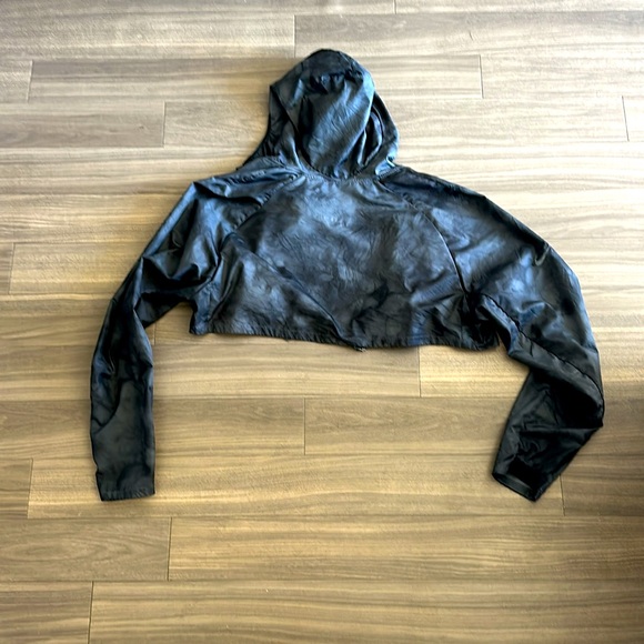 Men’s Nike Runner Windbreaker Vest & Crop Hoodie - Picture 5 of 6